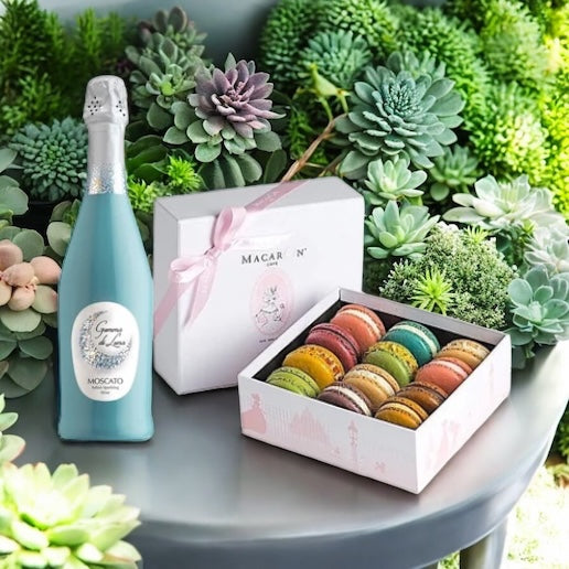 Gemma di Luna Moscato w/Pastel Macarons