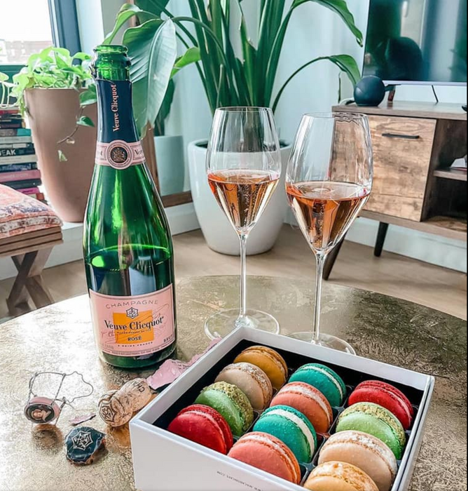 Veuve Rose w/12pc Pastel Macarons